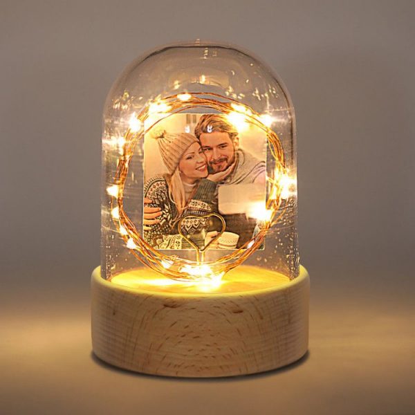 glazen stolp met verlichting en foto
