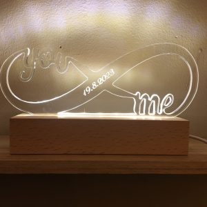 infinity naamlamp van acryl met tekst gepersonaliseerd