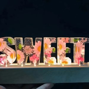 Gedroogde bloemen lamp met roze letters handgemaakt gepersonaliseerd