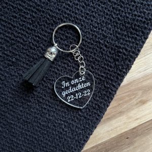 gedenk sleutelhanger met naam en datum gepersonaliseerd