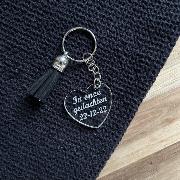 gedenk sleutelhanger met naam en datum gepersonaliseerd