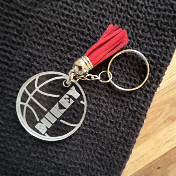 Sleutelhanger met naam basketbal gepersonaliseerd