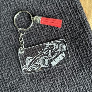 Race wagen sleutelhanger met namen en pluimen gepersonaliseerd
